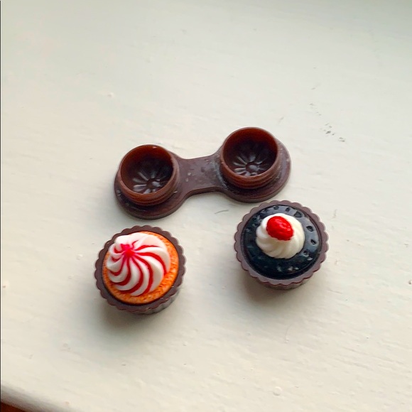 Chocolate cupcake contact lense holder 2 in stock BRAND NEW, never used. - Picture 2 of 2
